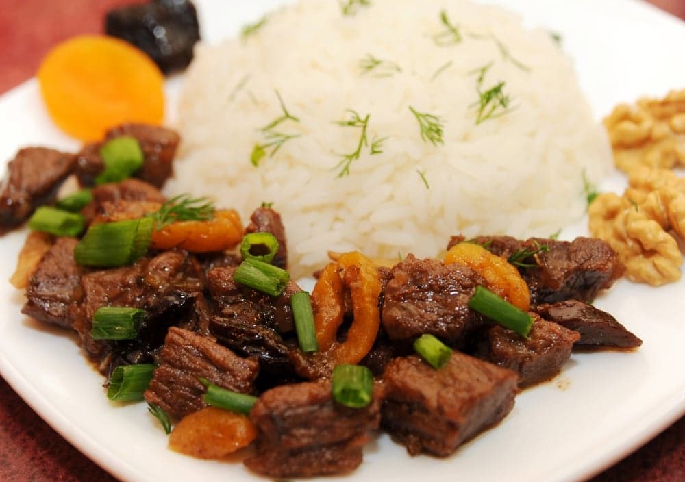 Тушеная телятина с курагой, черносливом и орехами в белом вине