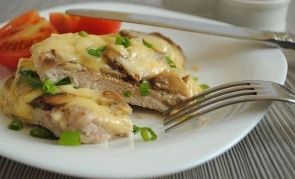 Запеченная свинина с грибами и сыром