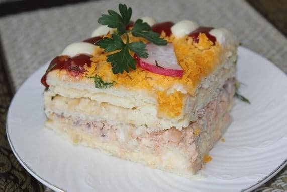 Рыбный салатик - торт с крекерами.
