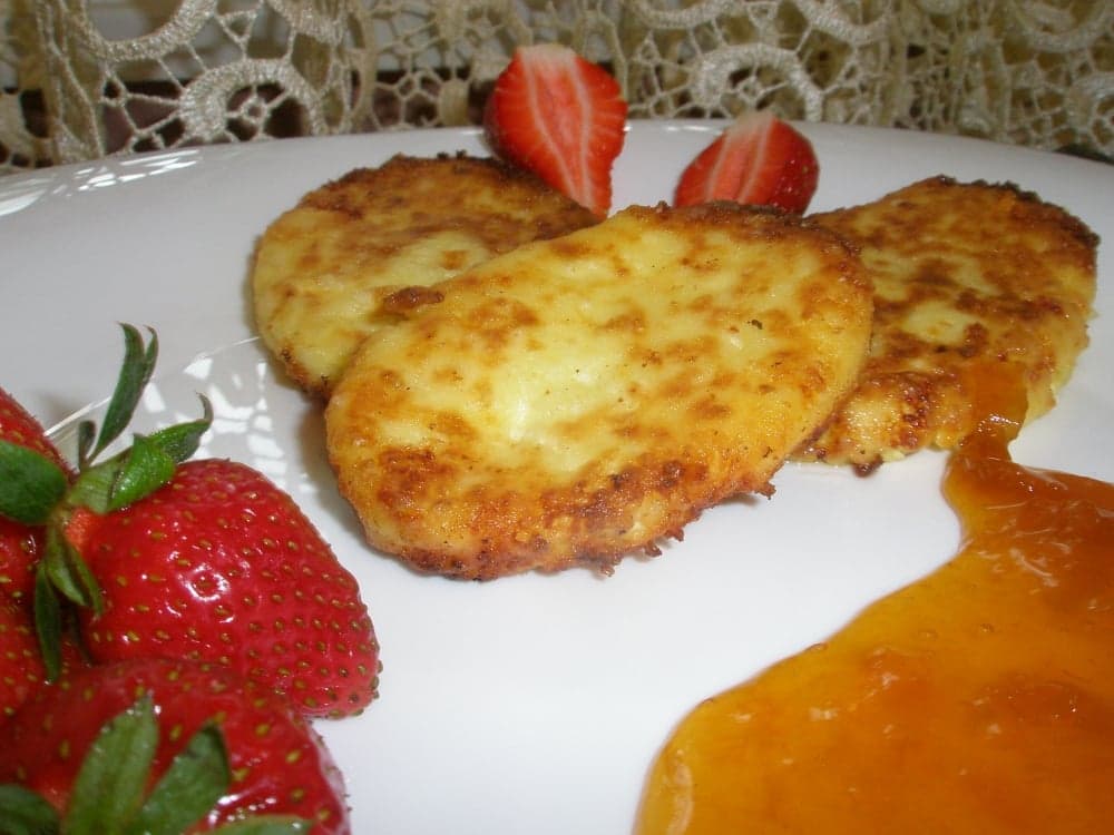 Сырники с клубникой и абрикосовым джемом