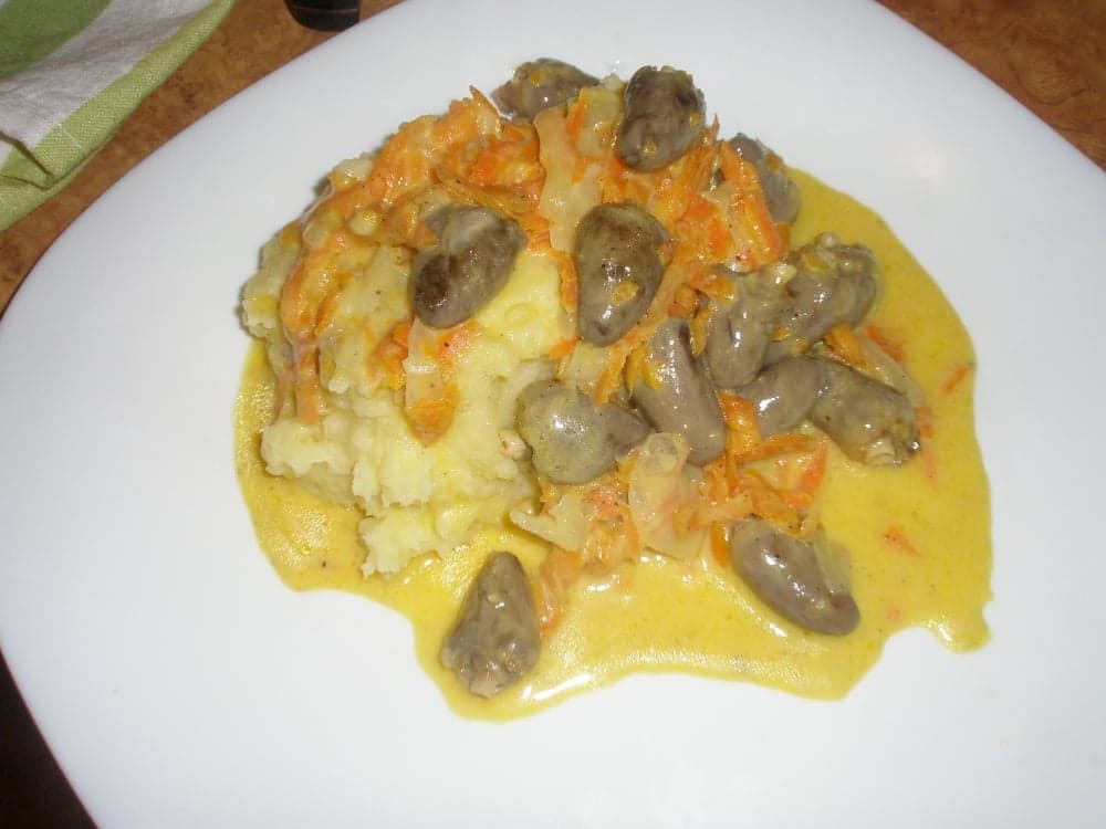 Куриные сердечки тушенные с морковью