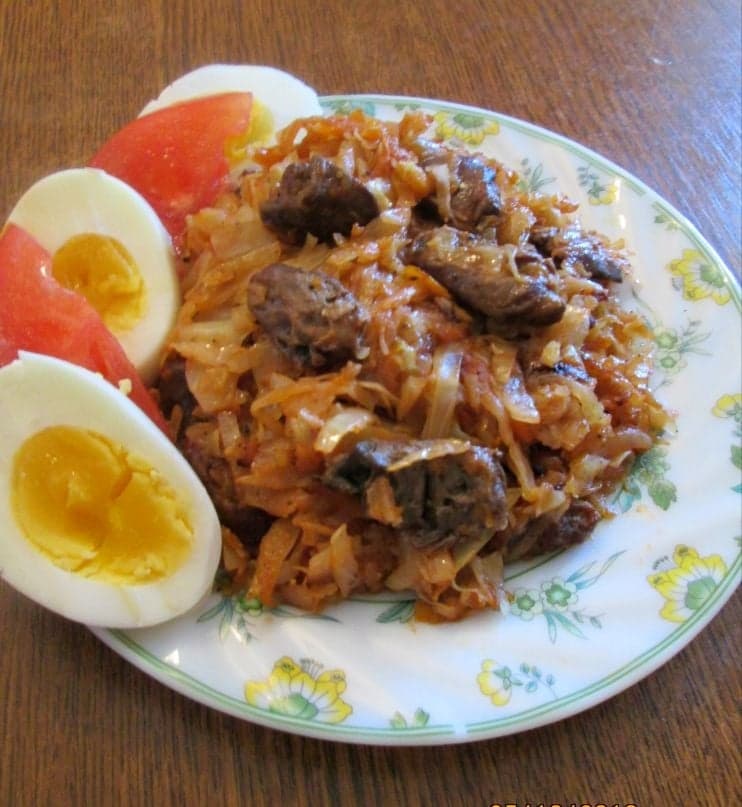 Тушенная капуста с куриными сердечками