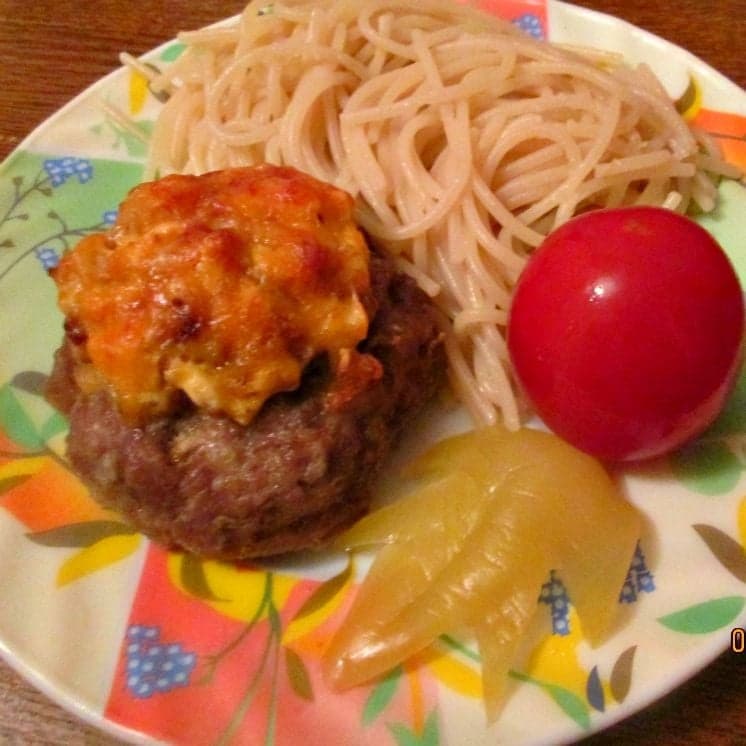 Мясные гнезда с луком и яйцом