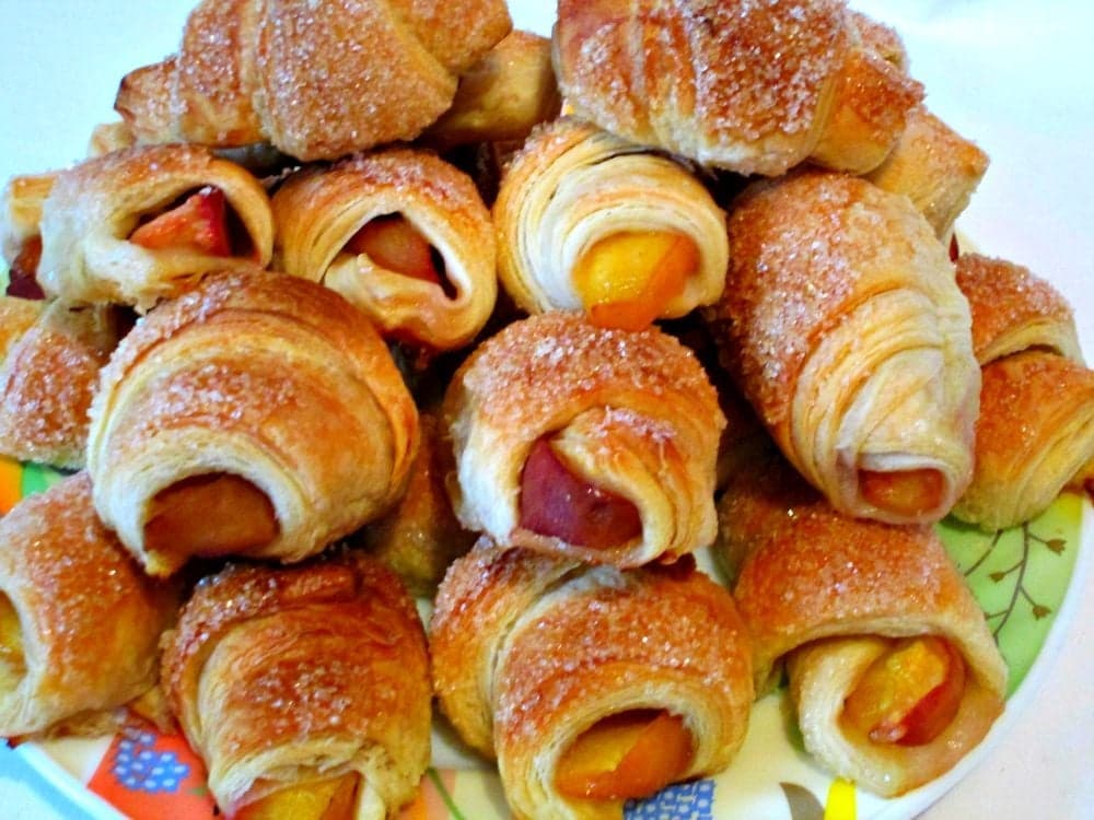 Слоеные рогалики с персиком