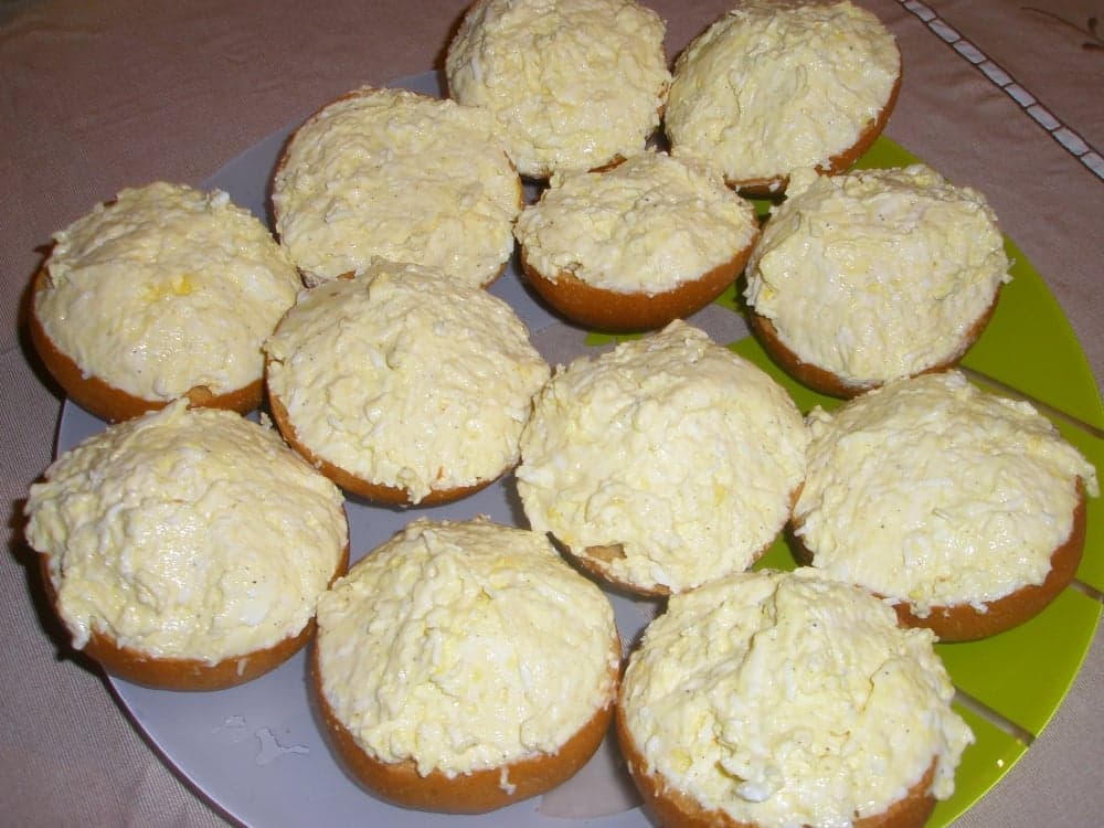 Салат-закуска с яйцом и сыром на гренках