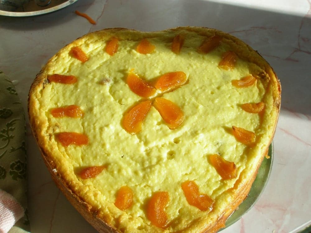 Творожная запеканка с изюмом и курагой