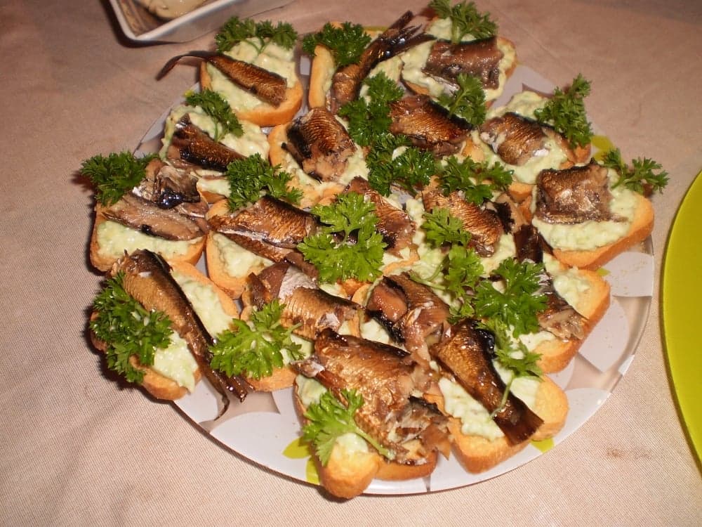 Гренки с авокадо и шпротами
