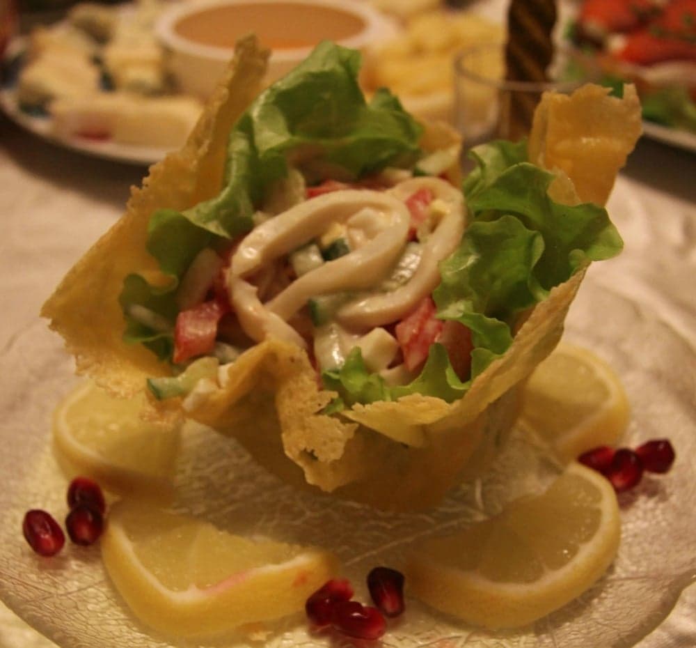 Сырные корзиночки с салатом из кальмаров
