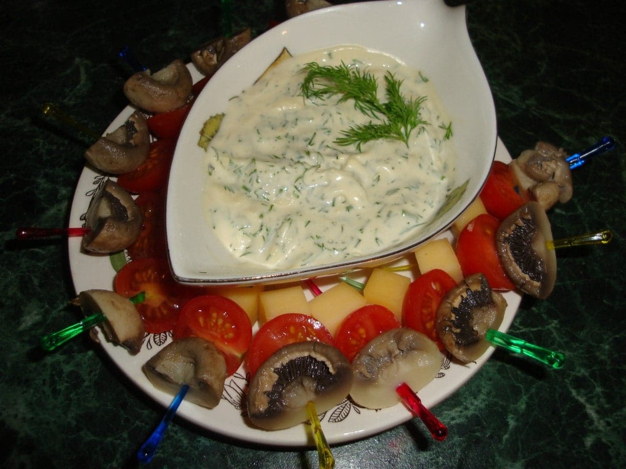 Канапе с чесночным соусом