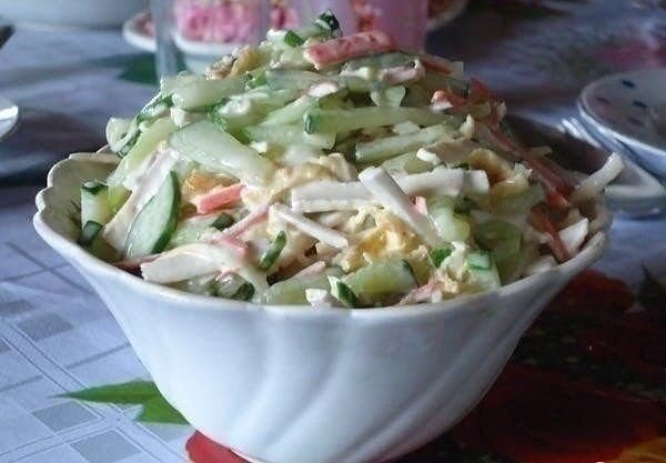 Салат с крабовыми палочками и сыром сулугуни