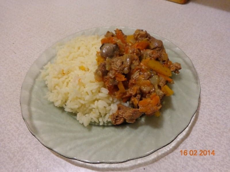 Куриная печень с грибами и рисом