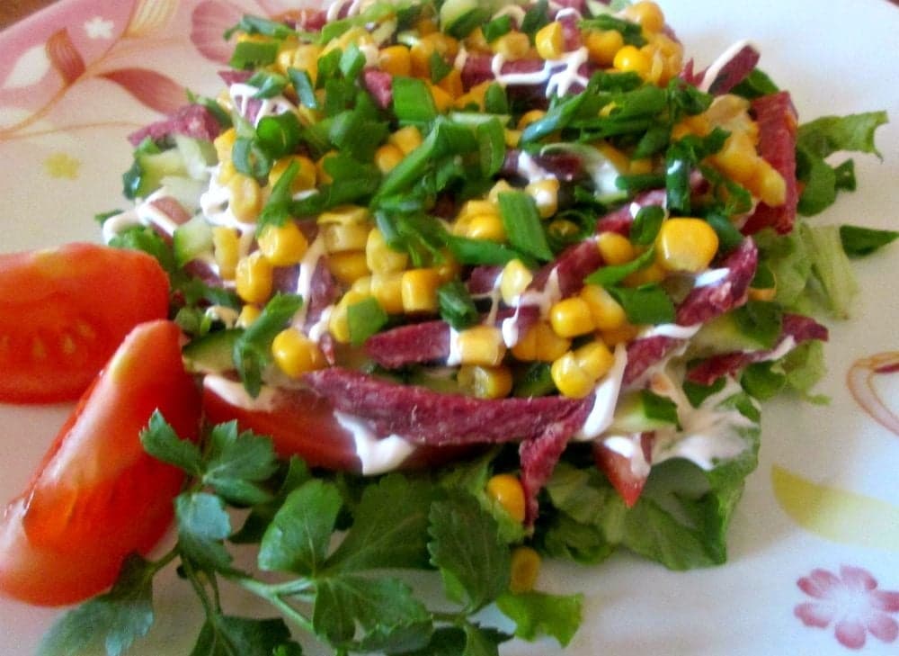 Салат с салями и овощами