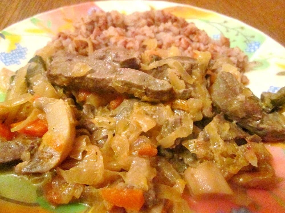 Печень в сметане с квашенной капустой