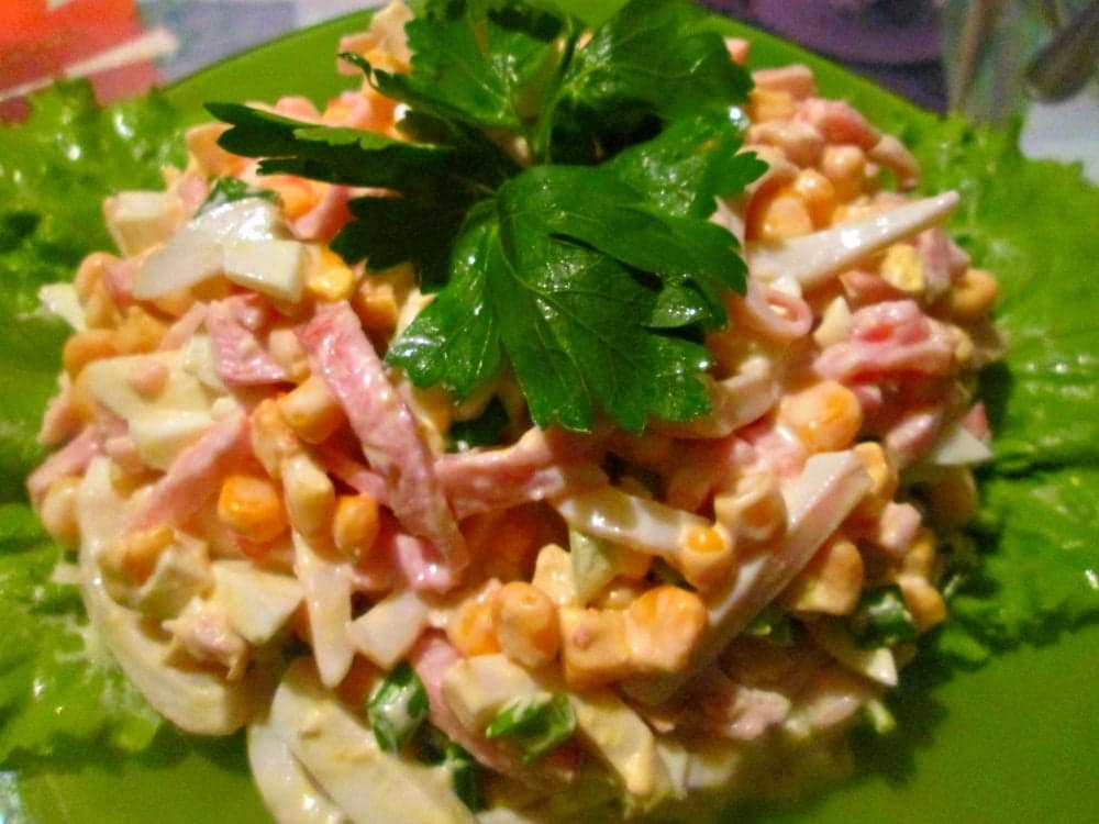 Салат с кальмарами и ветчиной