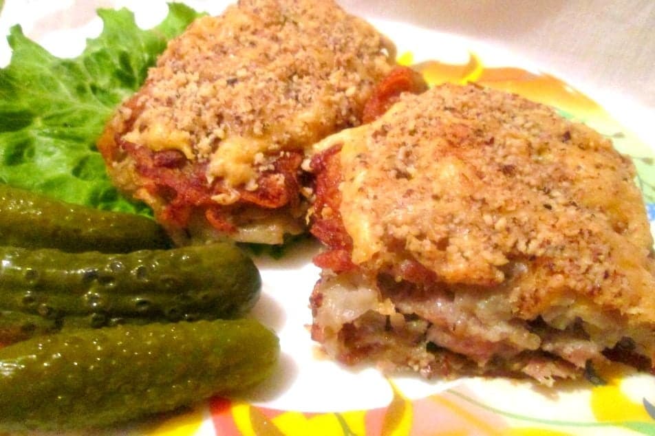 Мясо в "шубе" под ореховой корочкой