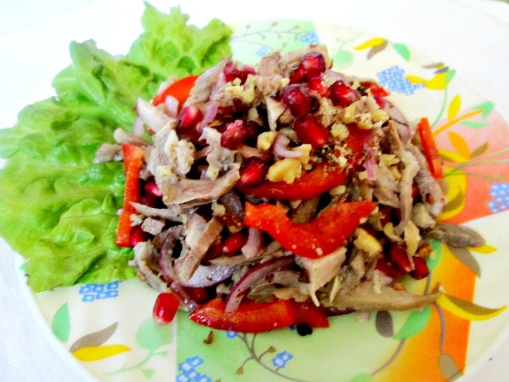 Мясной салат с гранатом и орехами
