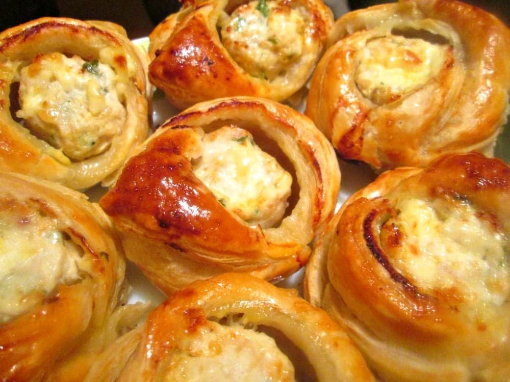 Закусочные пирожки с курицей и сыром