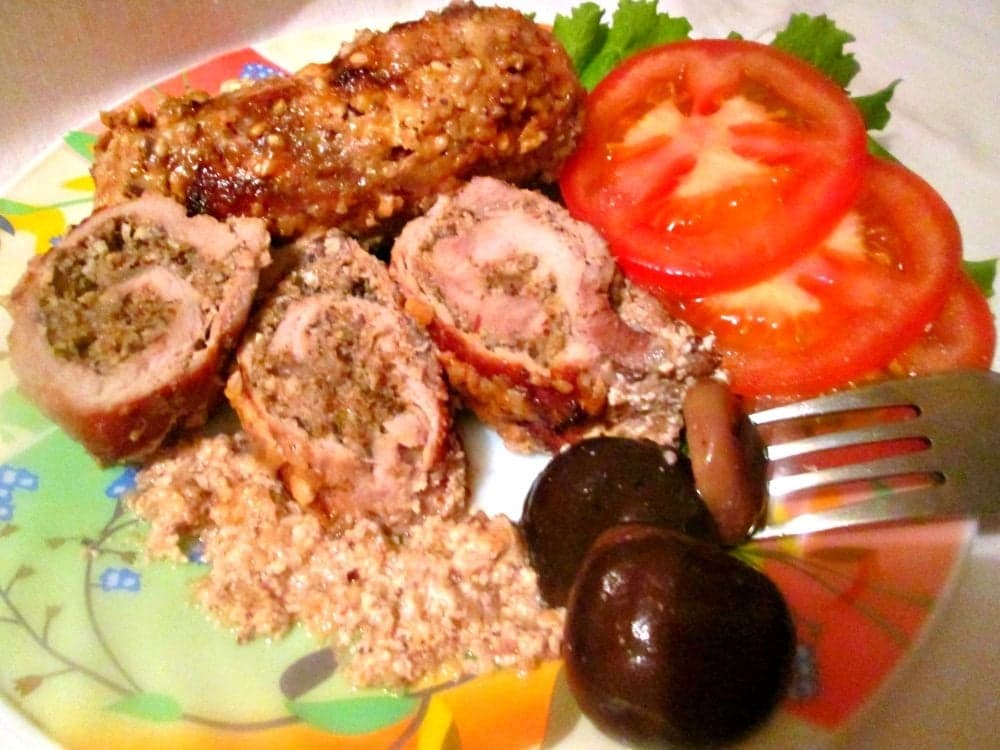 Мясные рулеты под сметанно-ореховым соусом.