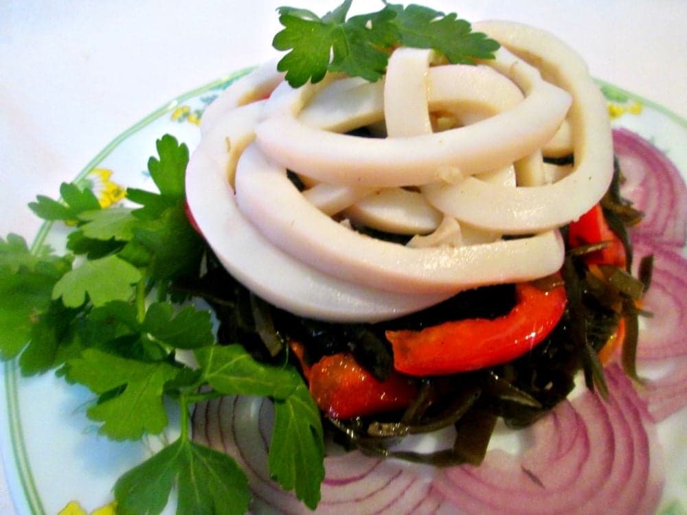 Салат из морской капусты с кальмарами