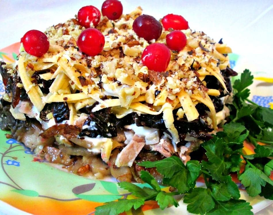 Салат мясной с черносливом