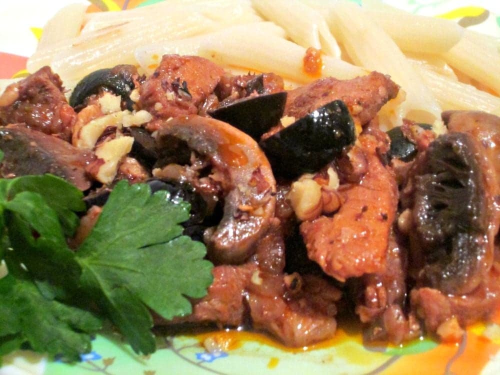 Мясное рагу с грибами и орехами