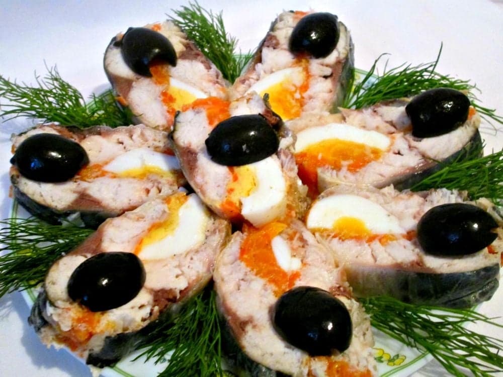 Рулет из скумбрии с морковью и яйцом