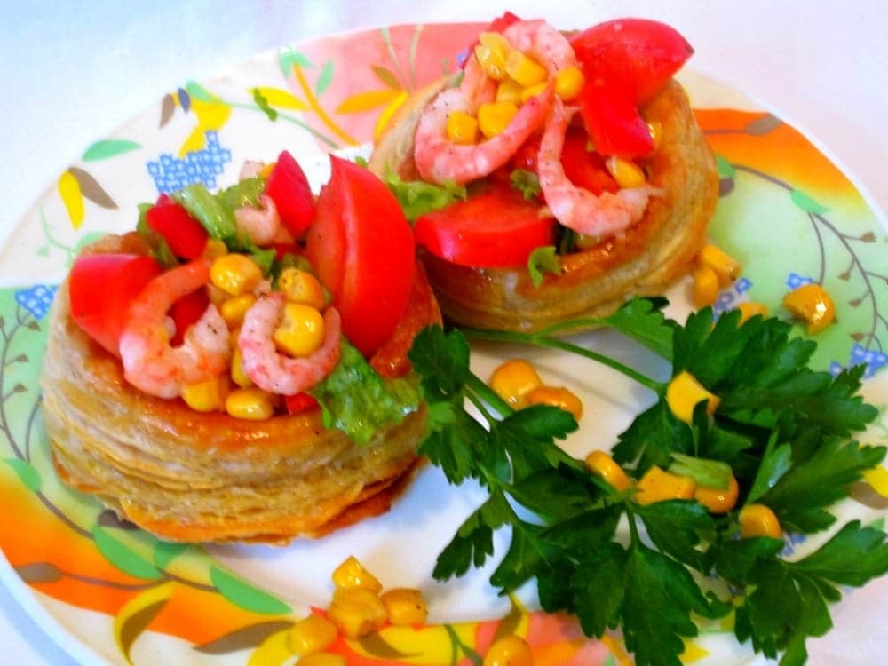 Салат с ветчиной, кукурузой и креветками 