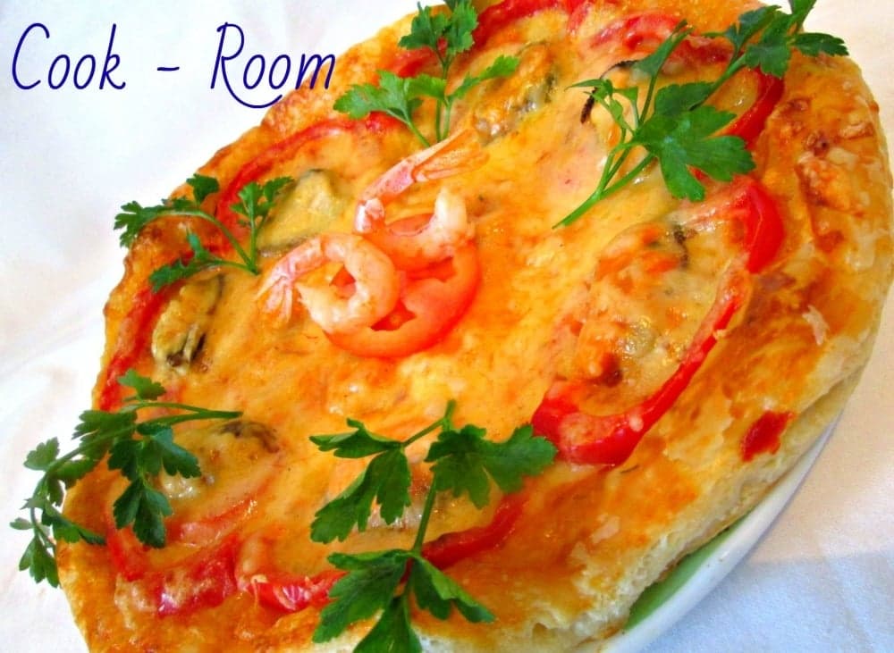 Пицца с морепродуктами и овощами