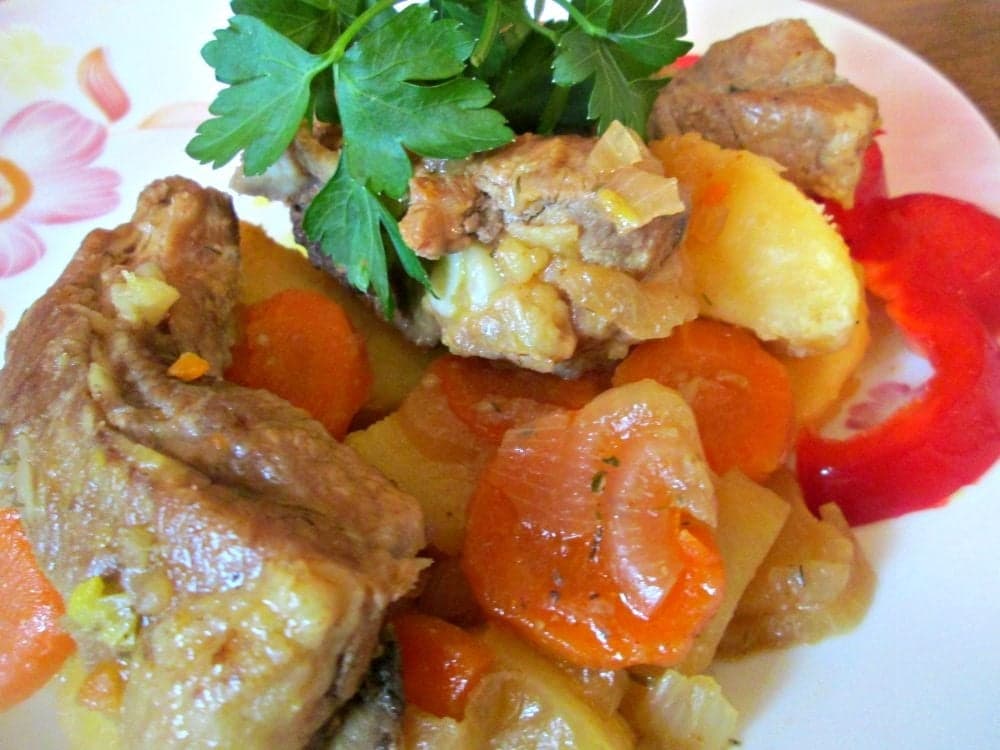Свиные ребра с ананасами и овощами