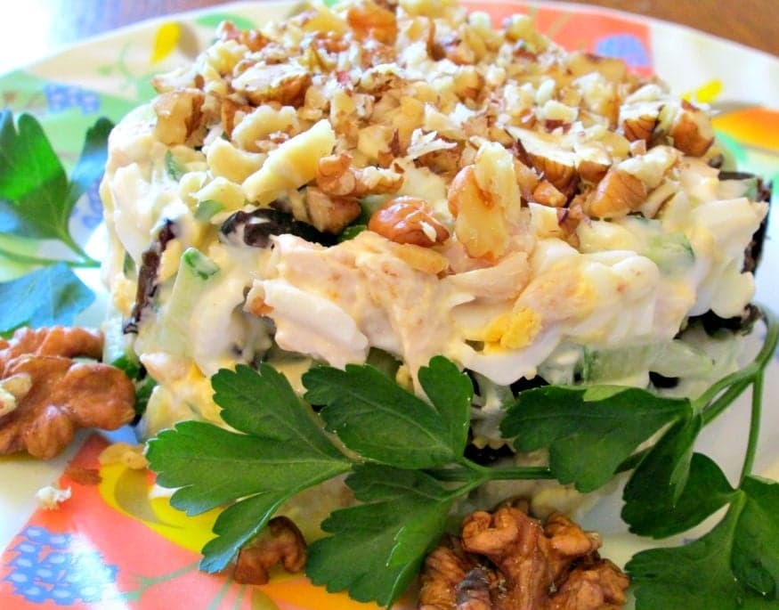 Салат с курицей, черносливом и орехами