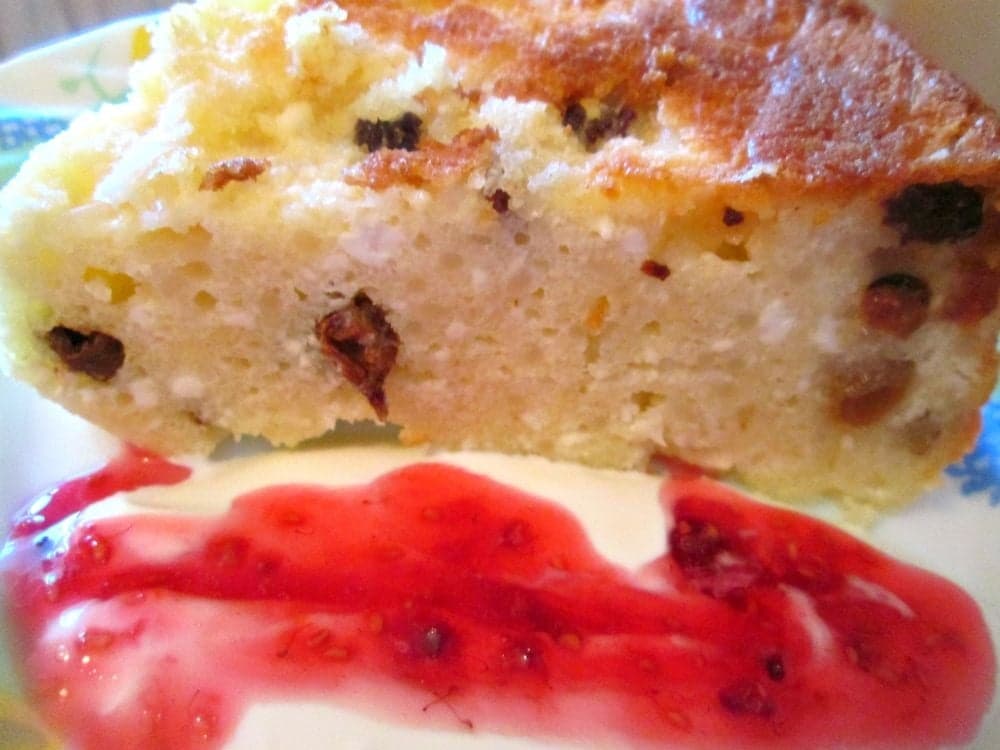Творожная запеканка с изюмом (с манкой)