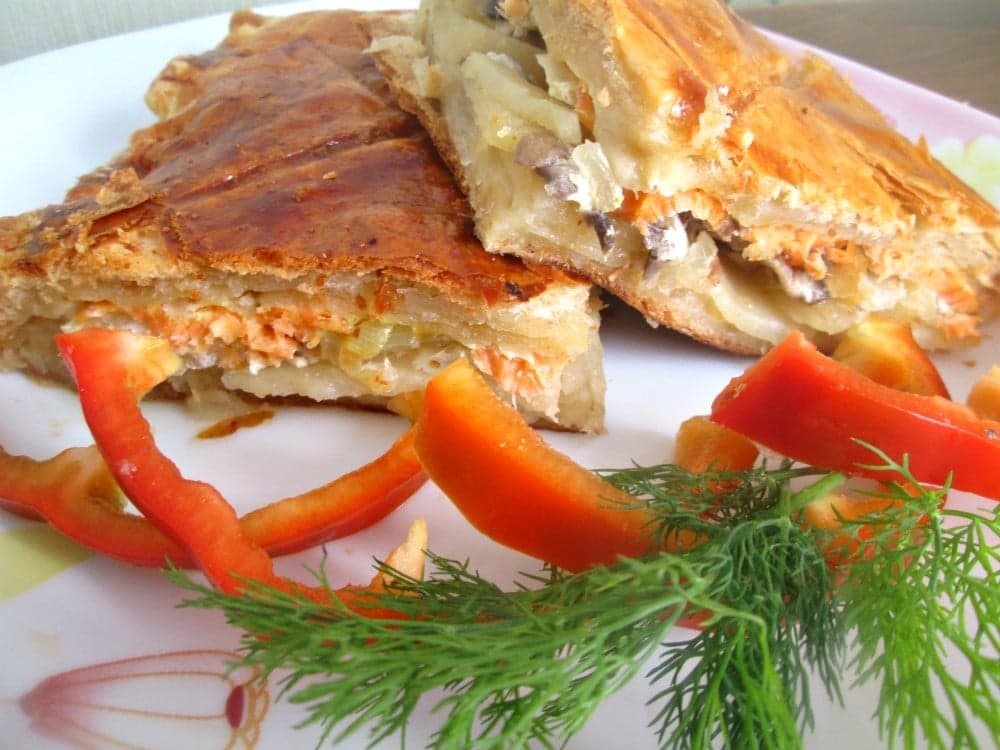 Пирог с форелью и картофелем