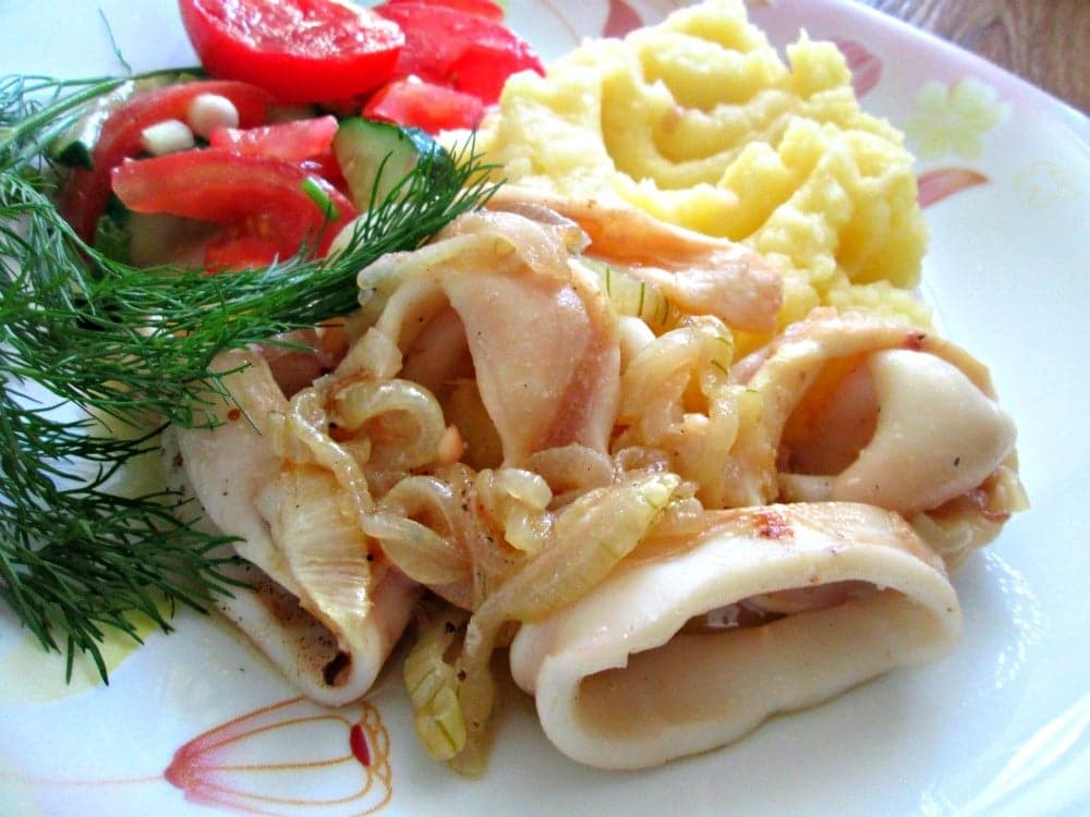 Жареные кальмары с луком