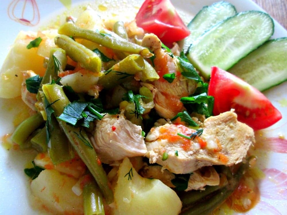 Картофель с курицей и фасолью