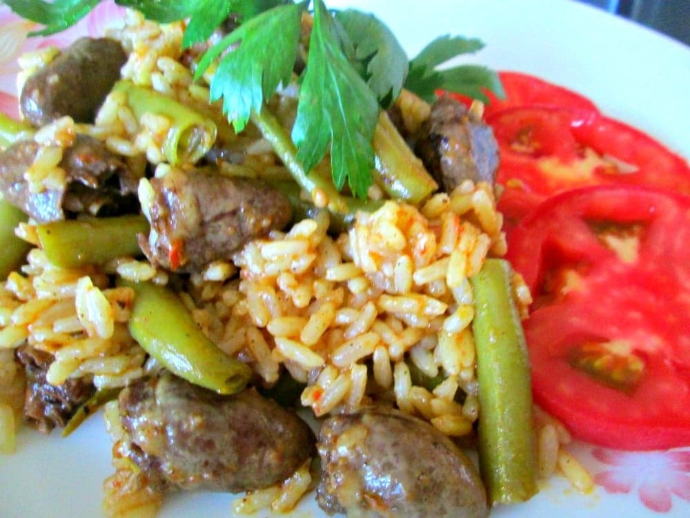 Куриные сердечки с рисом и фасолью
