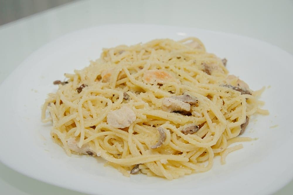 Спагетти с грибами и куриным филе в сливочном соусе