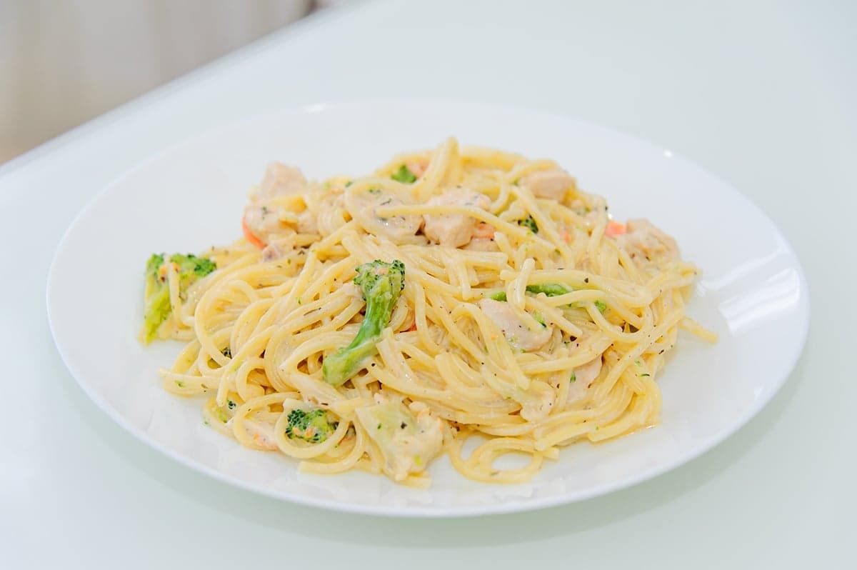 Паста с куриным филе и овощами в сливочном соусе