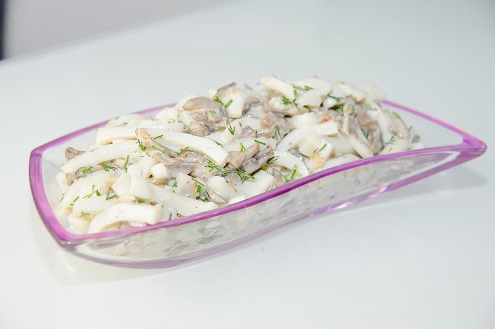 Салат с кальмарами и грибами