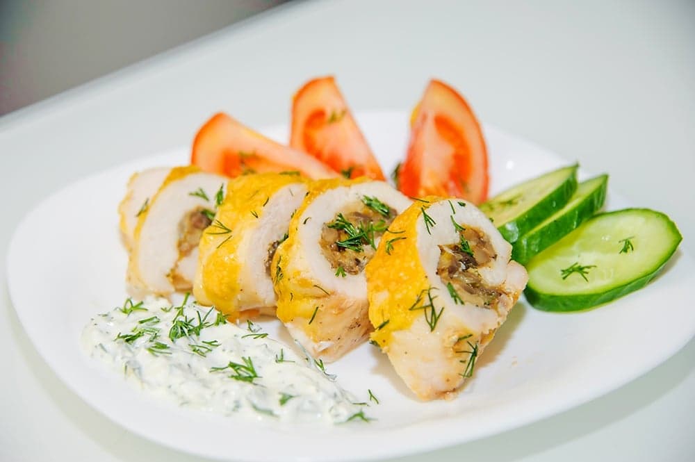 Куриные рулеты с грибами и сыром в духовке
