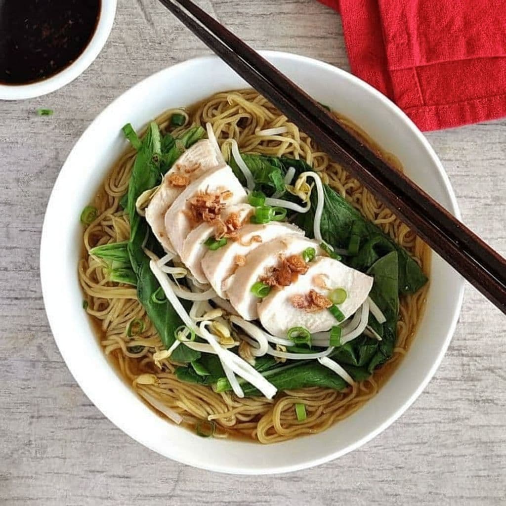 Китайский суп с лапшой и отварной курицей