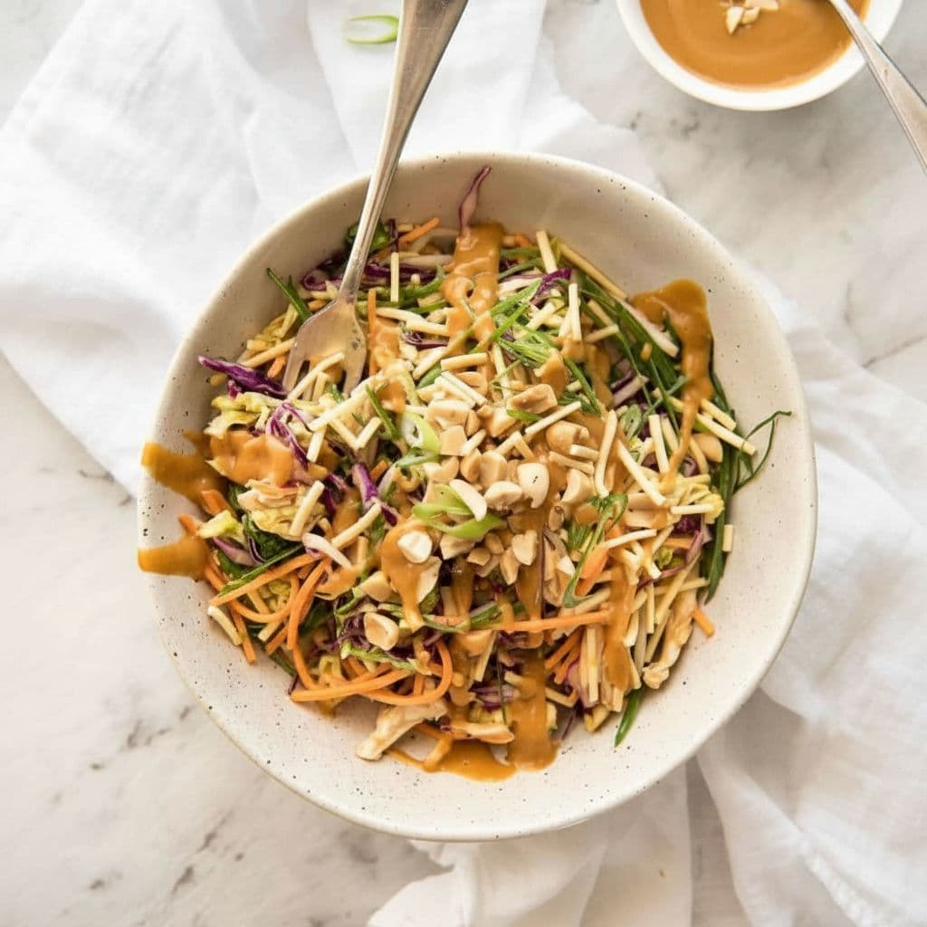 Китайский куриный салат с арахисовой заправкой