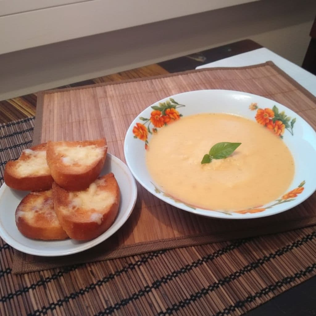 Суп-пюре из цветной капусты с чесночно-сырными гренками