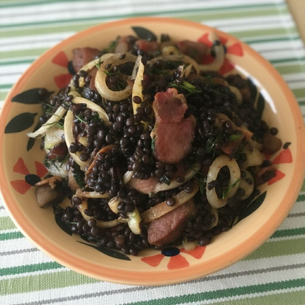 Теплый салат из черной чечевицы, фенхеля и бекона