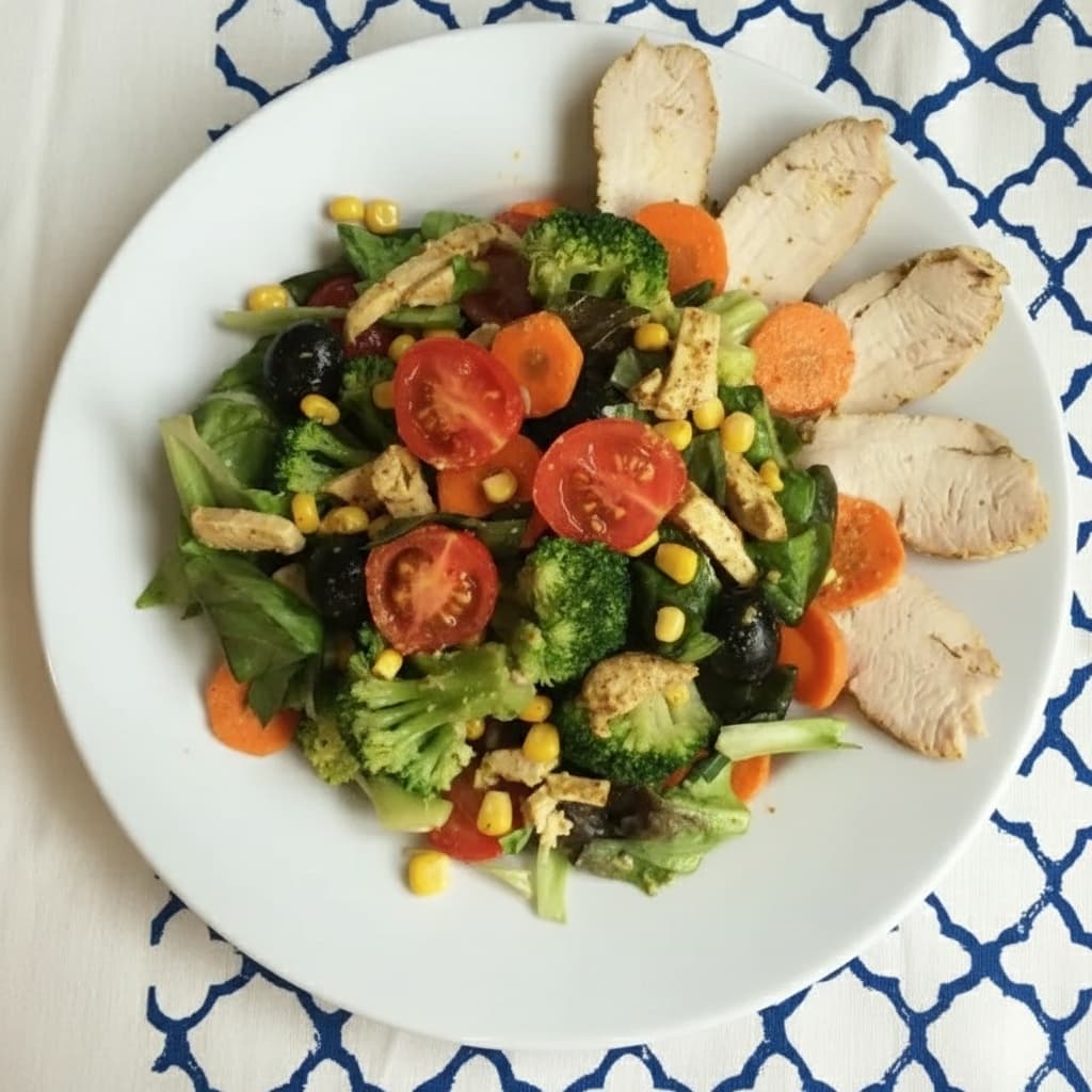 Яркий летний салат с индейкой и брокколи