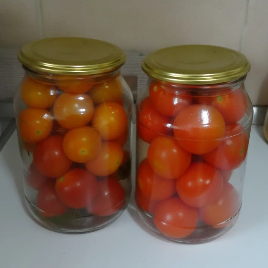 Банки с помидорами