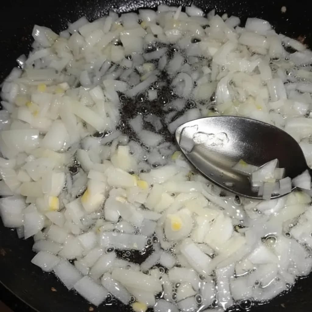 Лук на сковороде