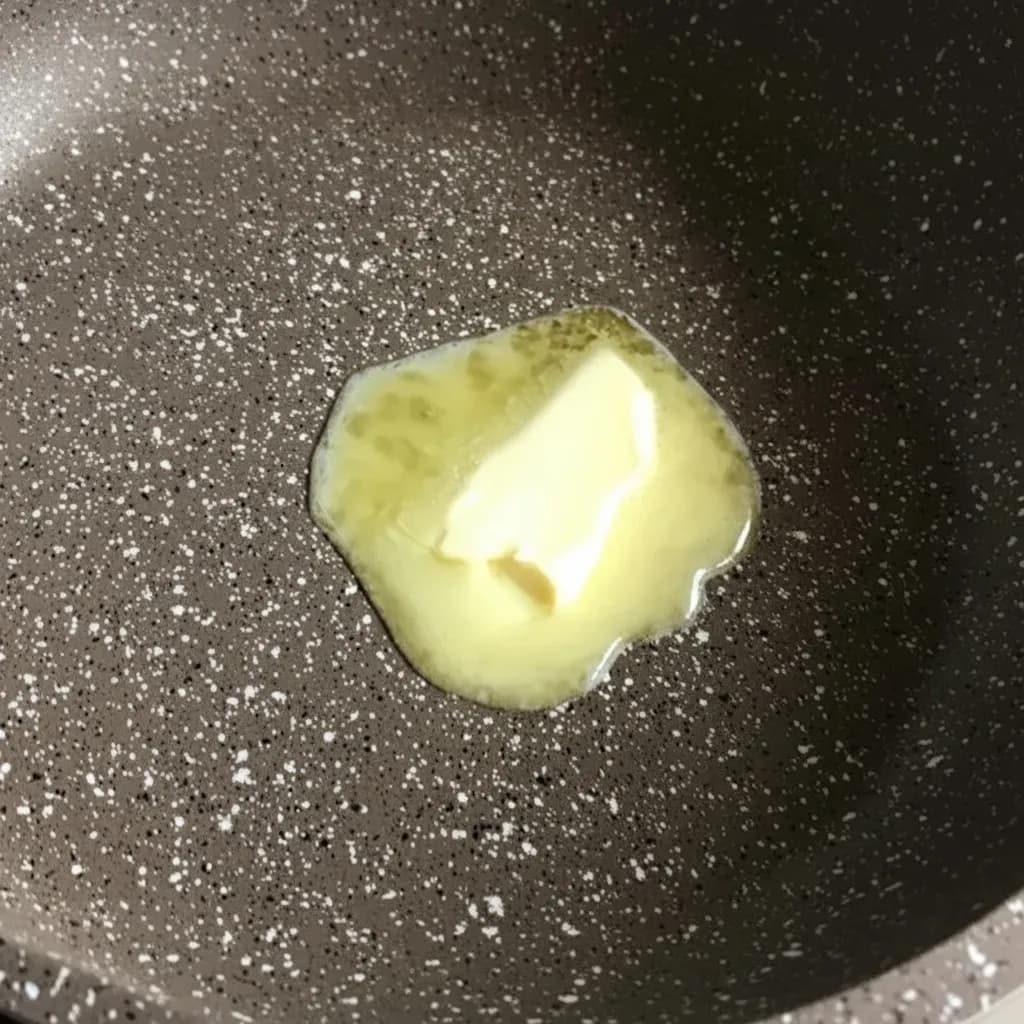 Масло на сковороде