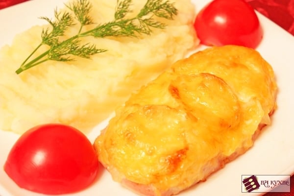 Курица в духовке с помидорами и сыром