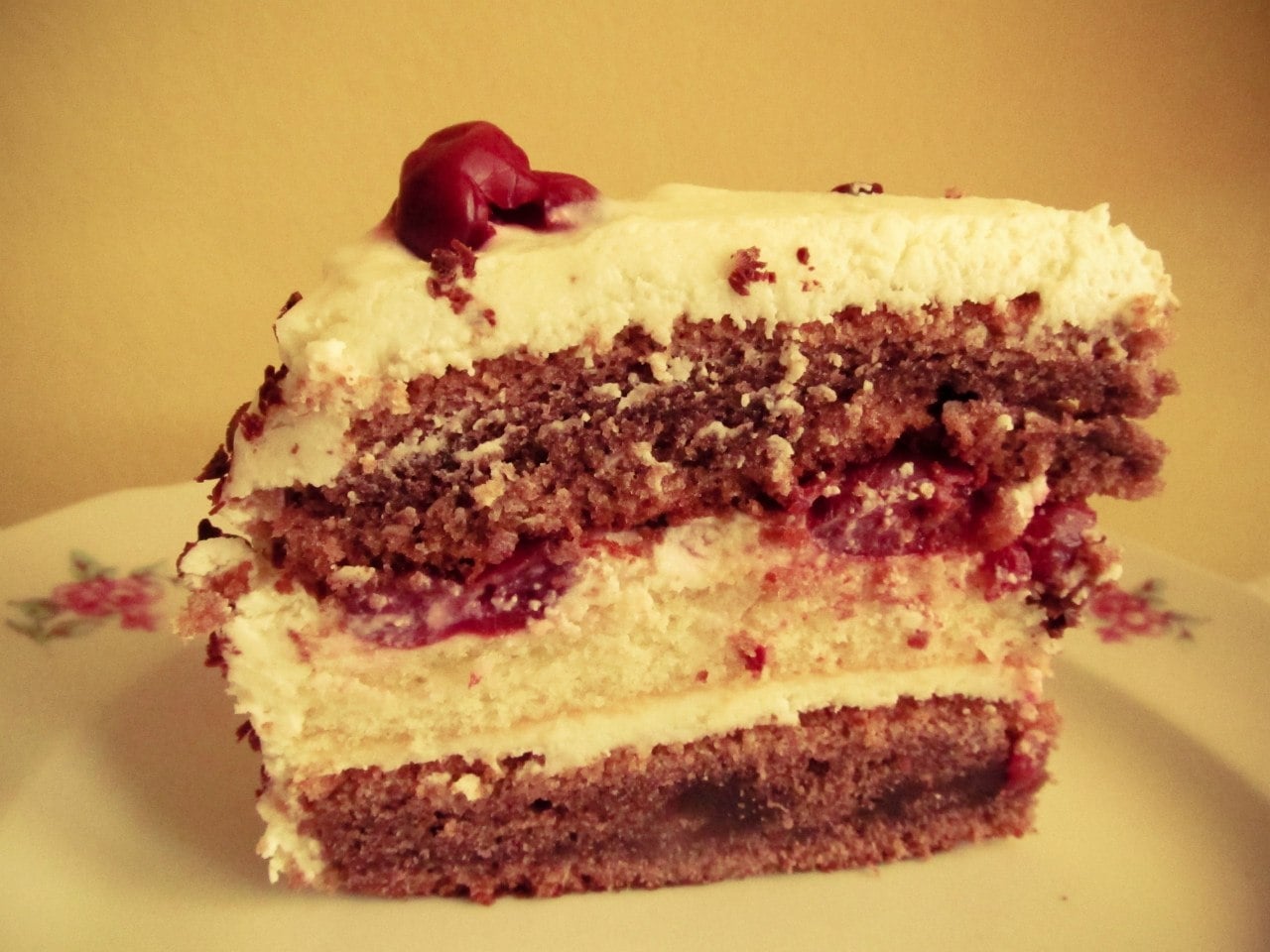 Рецепт - Шоколадно-бисквитный торт с заварным кремом и вишней с фото