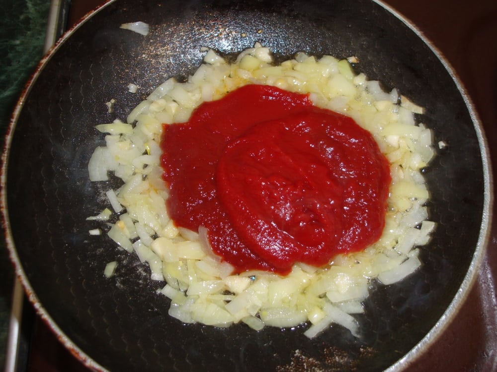Лук томатная паста масло. Лук пассеруют с томатным пюре. Пассерованный лук с томатом. Пассерование томата-пюре.